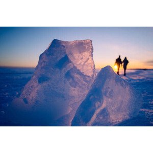 Fotografie Couple walking behind blocks of ice, Miemo Penttinen - miemo.net, 40x26.7 cm
